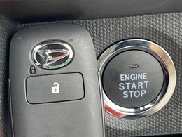 【キーフリーシステム】カバンやポケットに入れたままでもドアの施錠・解錠が可能なスマートキーを装備。エンジンのオン・オフ時もカギを取り出す必要が無いからとっても便利です♪