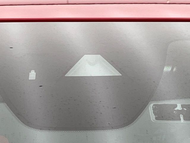 【i-ACTIVESENSE】走行中に前方の車両等を認識し、衝突しそうな時は警報とブレーキで衝突回避と被害軽減をアシスト。より安全にドライブをお楽しみいただけます。