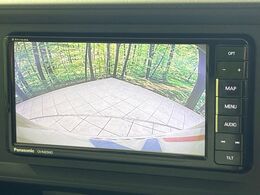 【バックカメラ】駐車時に後方がリアルタイム映像で確認できます。大型商業施設や立体駐車場での駐車時や、夜間のバック時に大活躍！運転スキルに関わらず、今や必須となった装備のひとつです！