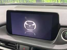 【8インチマツダコネクト】車内の雰囲気にマッチした大型のディスプレイ。スマホ接続でのナビ使用やBluetooth再生等、様々な機能が楽しめます。直感的なダイヤル操作が可能で、使い勝手も良好です。
