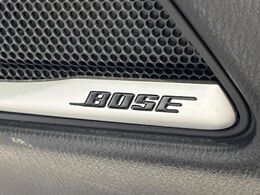 【BOSEサウンドシステム】メーカーオプションの高品位サウンドシステムを搭載。専用のチューニングが施された大小様々なスピーカーから良質なサウンドが奏でられ、臨場感あふれる音響空間を演出します。