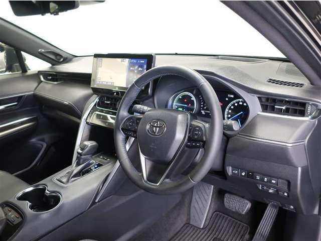 スタイリッシュなデザインのインパネ。各操作スイッチは使いやすい位置に配置されてます。