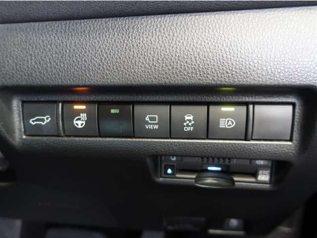 ステアリングヒーター付き。寒い日のドライブも、手のひらから温めてくれます。