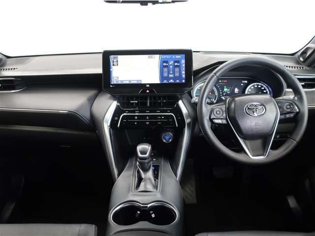 スタイリッシュなデザインのインパネ。各操作スイッチは使いやすい位置に配置されてます。