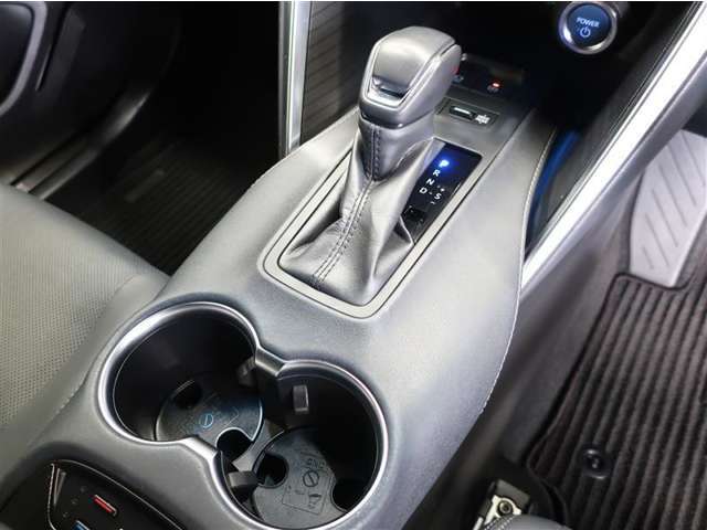 CVT車です。シフトレバーの後ろには、カップホルダー