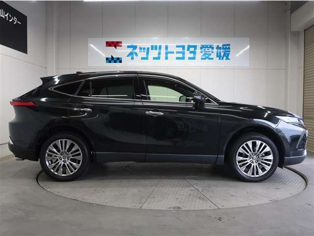 広々とした車内空間に優れた燃費性能。更にデザインも上質で人気のお車です！