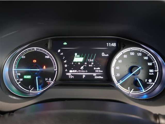 とっても見やすいメーターです。夜間時はラグジュアリーな気分にさせてくれる照明が魅力ですので、夜のドライブも楽しみになりますよ♪