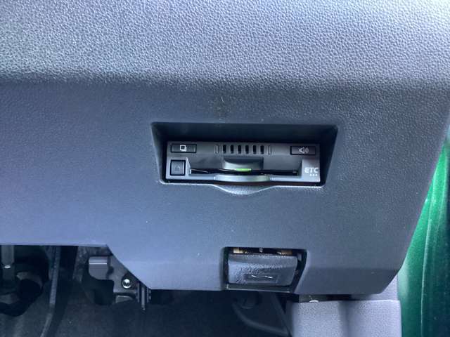 ETC車載器を装備。高速道路など有料道路の料金所をノンストップで通過できます。
