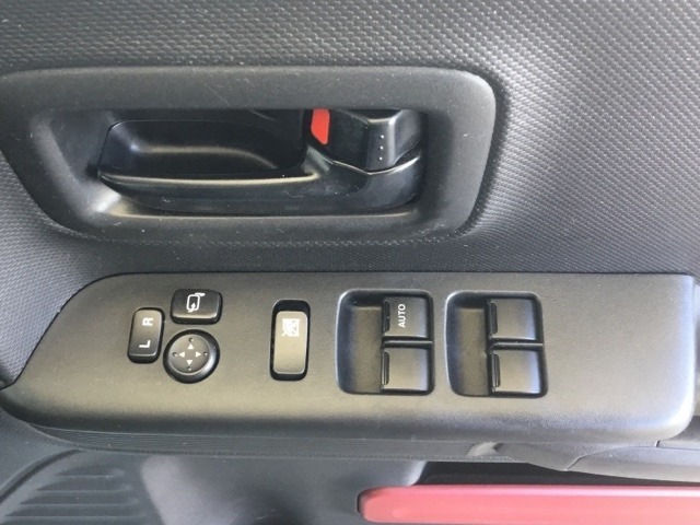 電動格納式リモコンドアミラーと、パワーウィンドウマスタースイッチ等は運転席ドアにあります。