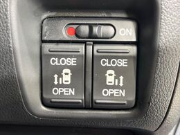 【両側スライドドア】駐車場で隣の車との間隔が狭く乗りにくい時、スライドドアなら安心！ドアオープン時も幅を取らず、開口部が広いので乗り降りがとっても簡単です。大きな荷物の出し入れも後席から可能♪