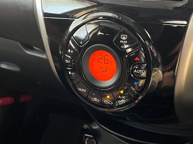 オートエアコンが搭載されておりますので車内を快適な温度に保つことが出来ます♪