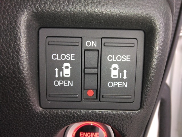 リア両側、パワースライドドア搭載！ドアハンドルを引くだけでリアドアが自動開閉します。運転席にあるスイッチで操作することもできてとても便利です。