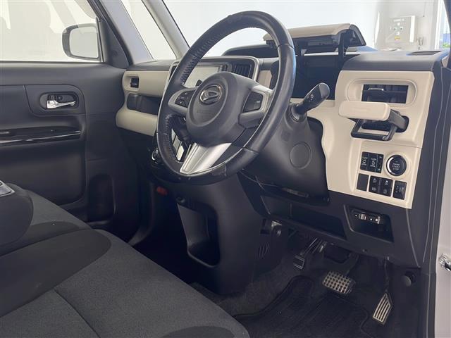 【ステアリング】軽い力で扱いやすいハンドルです。目立つ傷やスレなどなく綺麗な状態です！除菌プランいれていただくとさらに快適に！清潔なお車はお子様にも安心ですね！