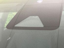【トヨタセーフティセンス】走行中に前方の車両等を認識し、衝突しそうな時は警報とブレーキで衝突回避と被害軽減をアシスト。より安全にドライブをお楽しみいただけます。