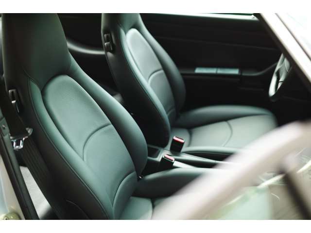 当時の純正素材と同等品を使用して運転席・助手席のシートスキン交換しております　快適な室内空間でドライビングをお楽しみください。
