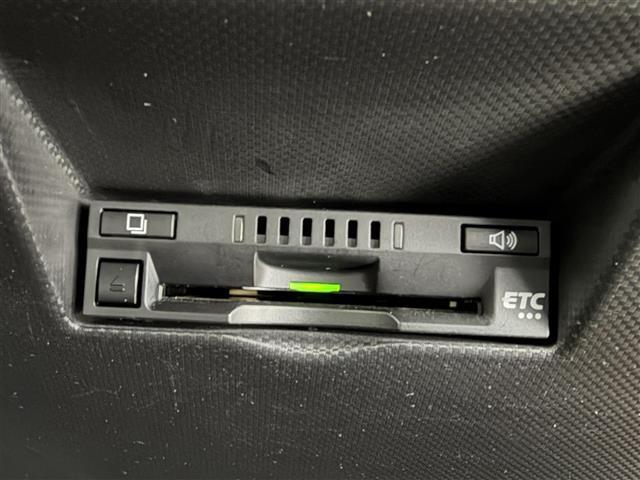 【ETC】有料道路を利用する際に料金所で停止することなく通過できる、ETC車載器（ノンストップ自動料金収受システム機器）が装備されています。セットアップを行うことで利用可能になります。