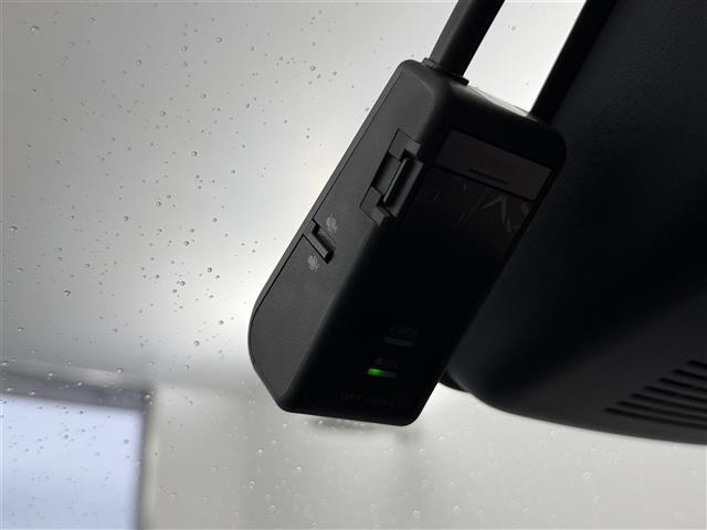 【ETC】有料道路を利用する際に料金所で停止することなく通過できる、ETC車載器（ノンストップ自動料金収受システム機器）が装備されています。セットアップを行うことで利用可能になります。