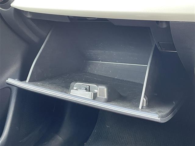 【グローブボックス】車検証ケースや、日頃使う小物類の収納に便利ですね！