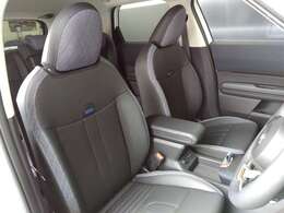 ホールド性の良い、フロント・スポーツ・シート。姿勢がずれにくく、ドライブの疲労を軽減します。