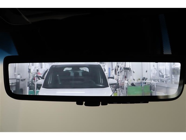 電子インナーミラーです。バックドア内側にカメラを取付けてインナーミラーに後方映像を表示。例えば、後席に大柄の方が座っていても後方確認が難なく出来ます。モニターモードとミラーモードは切り替え可能です。