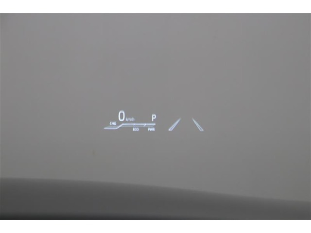 ヘッドアップディスプレイ（HUD）です。運転に必要な情報をフロントガラスの視野内に投影することで視線を外さず確認できます。焦点移動が少なくて済むので安全性の向上に貢献します。