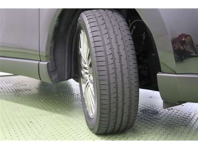 タイヤサイズ　225/55R19。