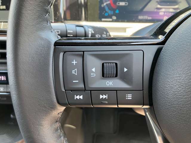 ハンドル左側のスイッチでオーディオの操作が可能なので、運転中でも楽に調整できます(^^♪