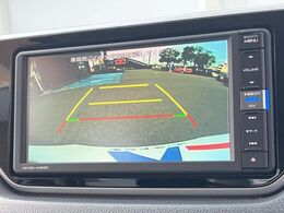【バックカメラ】駐車時に後方がリアルタイム映像で確認できます。大型商業施設や立体駐車場での駐車時や、夜間のバック時に大活躍！運転スキルに関わらず、今や必須となった装備のひとつです！