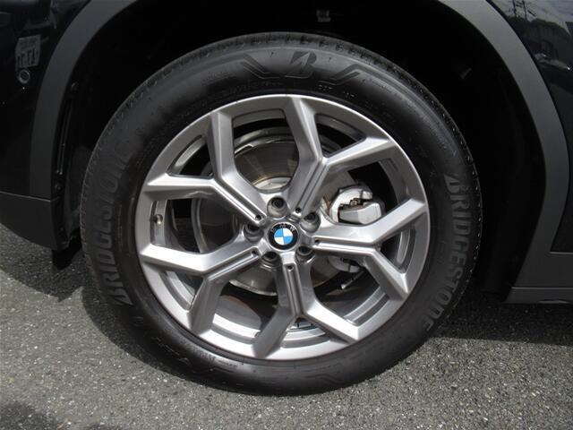 お洒落は脚元から、デザイン性の良いBMWのアロイホイールはクルマの雰囲気をよりスポーティに、よりエレガントに演出。もちろん強度も十分で安心。