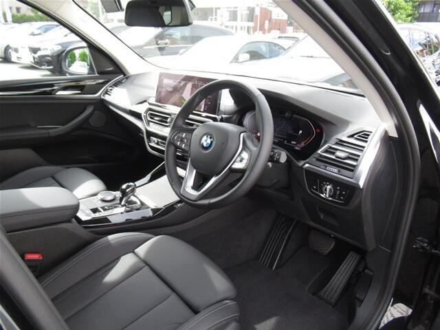 シートの良さもBMWの特徴の一つ。長年にわたるヨーロッパの椅子文化により疲労が少ないカタチ、材質、硬さなどを追求。きちんと造りこまれた椅子は運転に集中でき、座るたびにドライビングの歓びが味わえます。