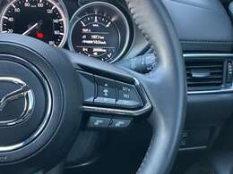 【マツダ・レーダー・クルーズ・コントロール】ハンドルに付いているボタン操作で、自動で車間距離や速度をコントロールし、長距離走行時などのドライバーの負担を軽減します。