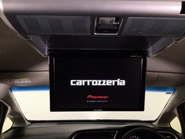 【後席用プルダウンモニター】後ろに乗車している人を飽きさせません♪　テレビやDVDビデオを見ながら楽しいドライブを♪使わない時は格納できますので、ジャマになる事もありません♪