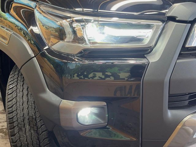 【LEDヘッドライト】悪天候や夜間走行時も良好な視界を確保し安心して運転できる高輝度LEDヘッドライトを装備！点灯速度が早く、消費電力も抑えられています。