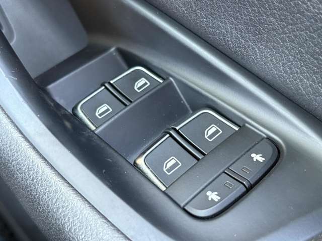 ご遠方の場合でも、下取り車両の金額を概算でお出しすることは可能でございます。車検証をお手元に、走行距離をご確認の上お問い合わせくださいませ。