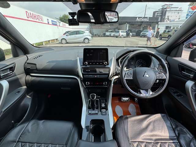 【室内】コックピット。車内もキレイで嫌な臭いもありません！ご納車後の臭いが付きにくくなる「空気触媒コーティング」もあります。