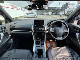 【室内】コックピット。車内もキレイで嫌な臭いもありません！ご納車後の臭いが付きにくくなる「空気触媒コーティング」もあります。