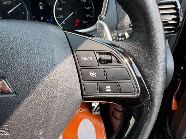 【レーダークルーズコントロール】装備車両です。レーダーやカメラを使って前を走るクルマの状況を検知して速度を調整してくれます。遠距離ドライブの高速道路などでは大活躍で疲労軽減に役立ちます。