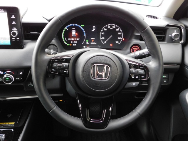 握りやすい革巻き仕様のステアリングホイールです。☆運転支援装置Honda SENSING搭載モデル☆運転をより快適、安心のドライブを左ポートする装備が揃っております。