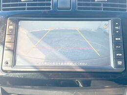 【バックカメラ】駐車時に後方がリアルタイム映像で確認できます。大型商業施設や立体駐車場での駐車時や、夜間のバック時に大活躍！運転スキルに関わらず、今や必須となった装備のひとつです！