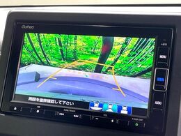 【バックカメラ】駐車時に後方がリアルタイム映像で確認できます。大型商業施設や立体駐車場での駐車時や、夜間のバック時に大活躍！運転スキルに関わらず、今や必須となった装備のひとつです！