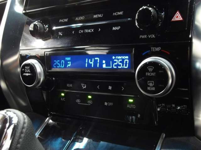 車内の温度管理に便利なオートエアコン☆