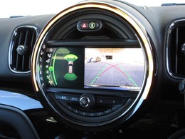 バックをするとき自動でリアの様子が映る『リアカメラ』付き！ナビ画面で確認しながらバックができますから安心ですね。でも、目視も大切ですよ！安全第一でお願いします！