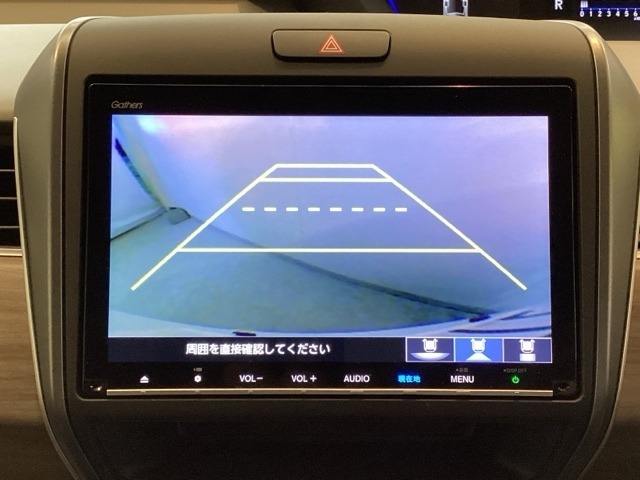バックでの車庫入れも安心です！　リアカメラが付いているバックモニター付のナビを装備しております。操作線もついており距離感も画面から確認できます。