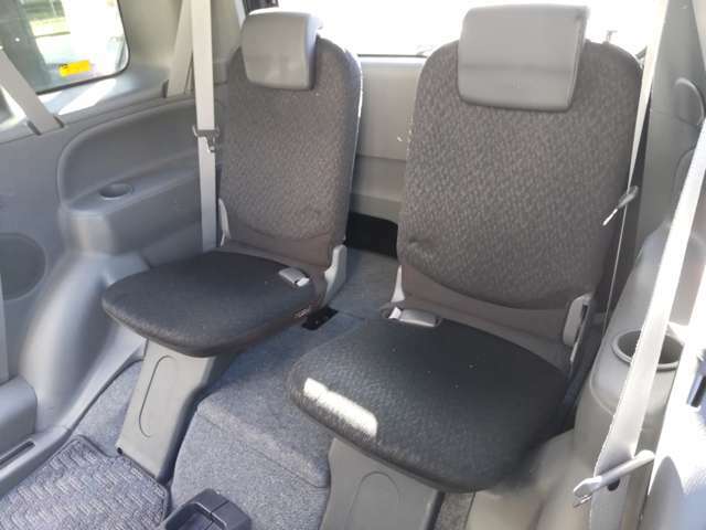 サードシートはセカンドシートの下にスライドして収納できます。
