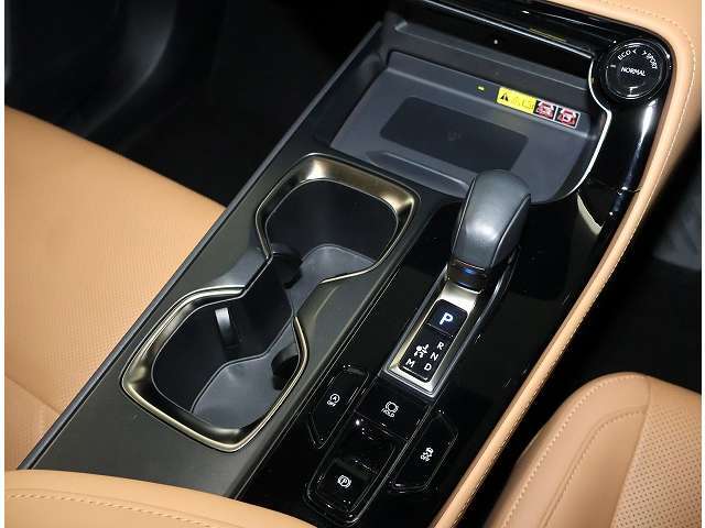 ナビやオーディオなどの操作を行う入力デバイスとして、タッチパッド式のリモートタッチを新たに採用。指先で操作できます。