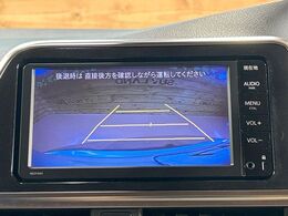 【バックカメラ】駐車時に後方がリアルタイム映像で確認できます。大型商業施設や立体駐車場での駐車時や、夜間のバック時に大活躍！運転スキルに関わらず、今や必須となった装備のひとつです！