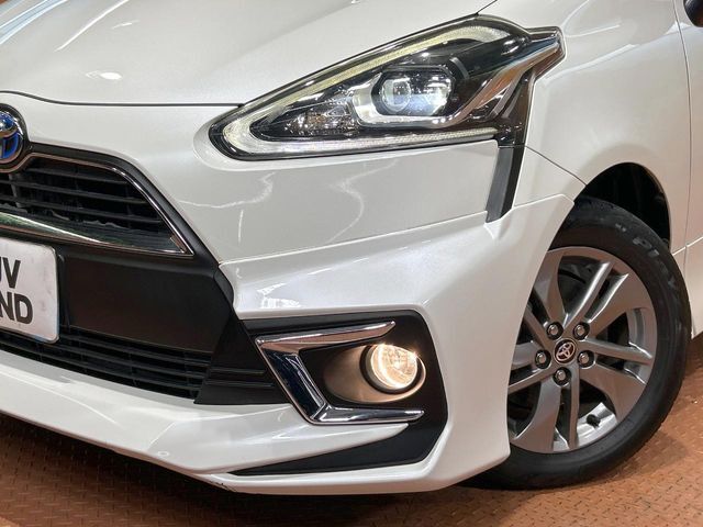 【LEDヘッドライト】悪天候や夜間走行時も良好な視界を確保し安心して運転できる高輝度LEDヘッドライトを装備！点灯速度が早く、消費電力も抑えられています。