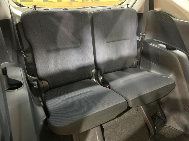 床下収納式のサードシートです。座席部分をコンパクトに収納でき、広大な荷室スペースとしてお使いいただけます！乗車人数や荷物の量など利用シーンに合わせて3列目を有効活用でき、とっても便利♪