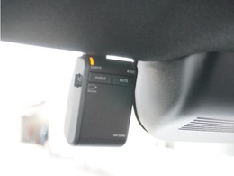 ◆ドライブレコーダー◆映像・音声などを記録する自動車用の装置です。　もしもの事故の際の記録はもちろん、旅行の際の思い出としてドライブの映像を楽しむことができます。