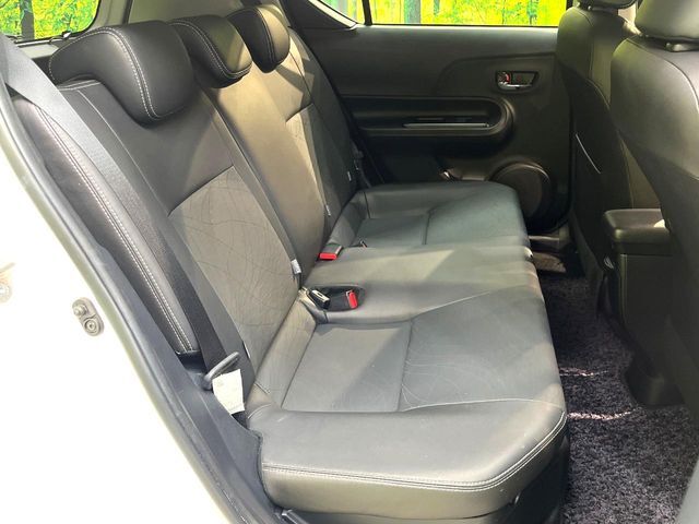 コンパクトカーですが、セカンドシートは十分な広さがあり快適にお乗りいただけます♪シートを倒して大きな荷物を積んだりと、用途の幅が広い1台です。